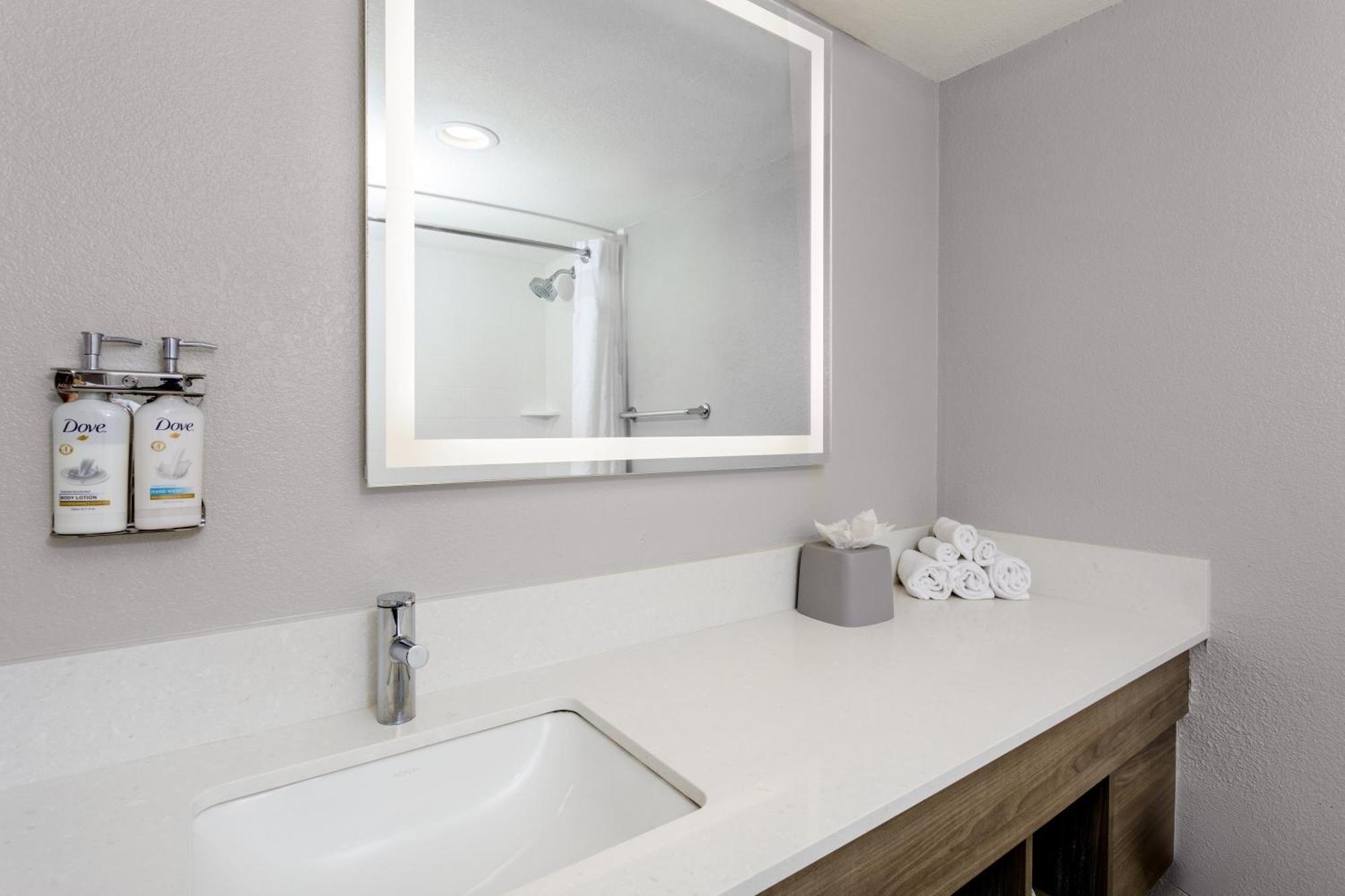 Holiday Inn Express & Suites Oceanfront Daytona Beach Shores By Ihg Dış mekan fotoğraf